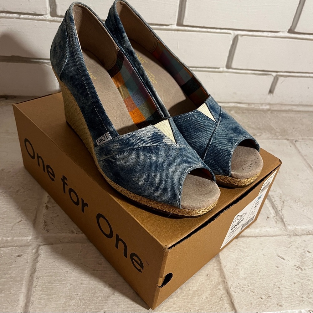 Women’s TOMS Tie Dye Denim Wedges Shoes with box, size 8.5